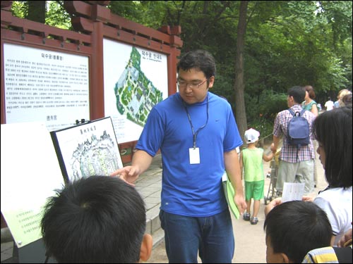 덕수궁의 역사 를 설명하는 사람 